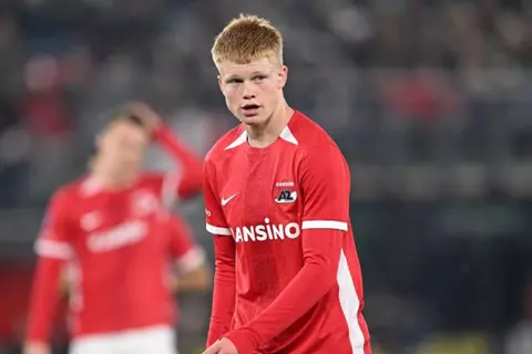 مقابل 60 مليون.. ريال مدريد ينافس كبار أوروبا على موهبة ألكمار الهولندي